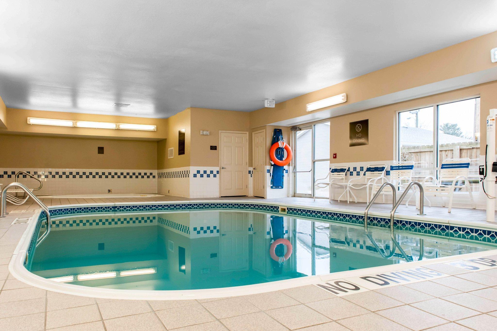 Comfort Suites Terre Haute University Area Buitenkant foto