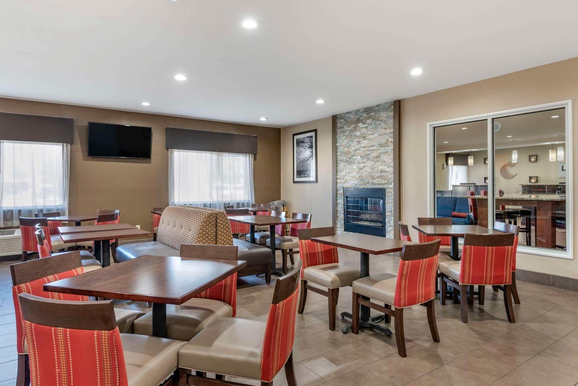 Comfort Suites Terre Haute University Area Buitenkant foto