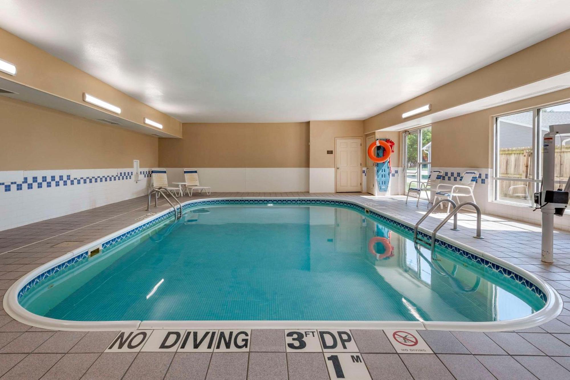 Comfort Suites Terre Haute University Area Buitenkant foto