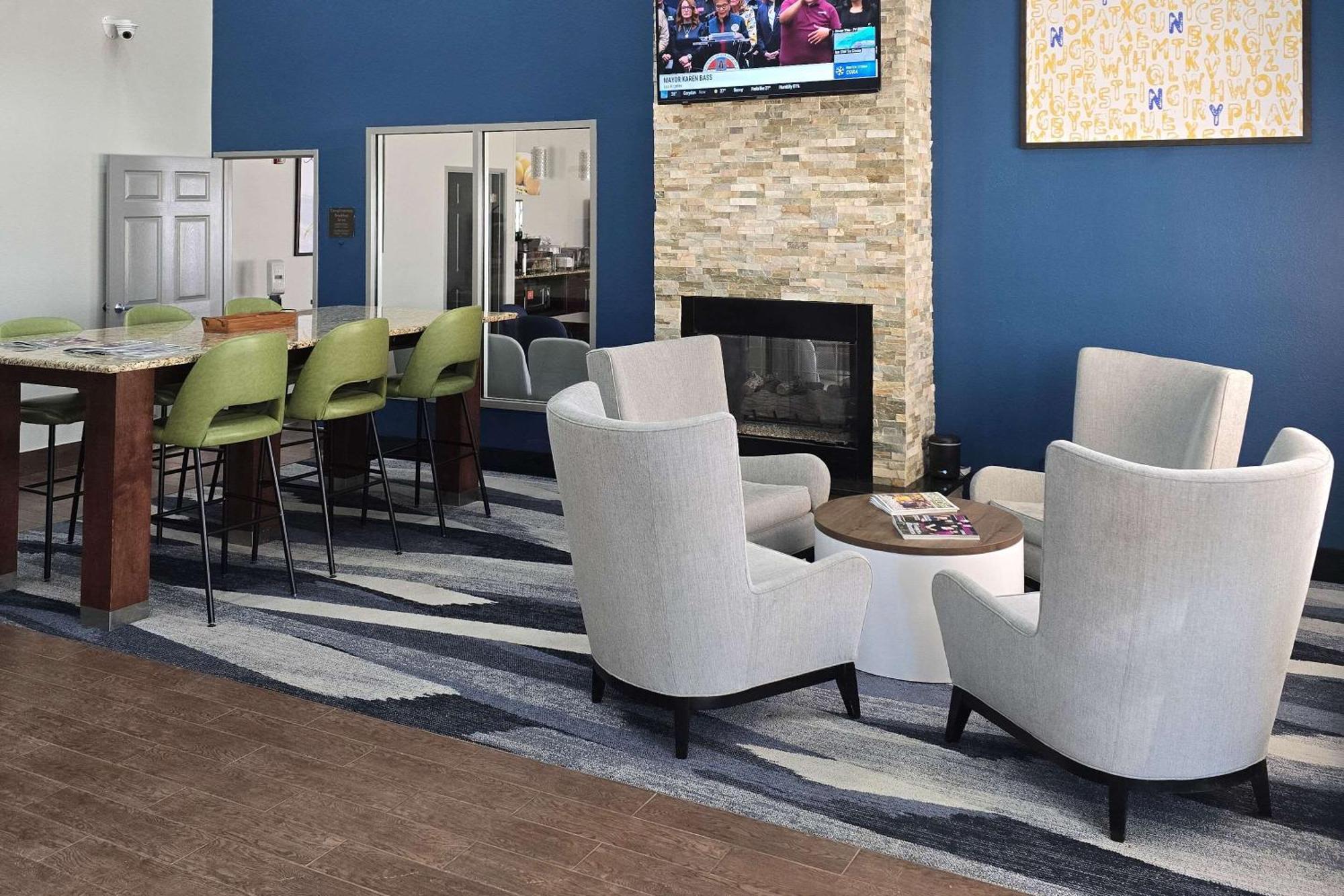 Comfort Suites Terre Haute University Area Buitenkant foto
