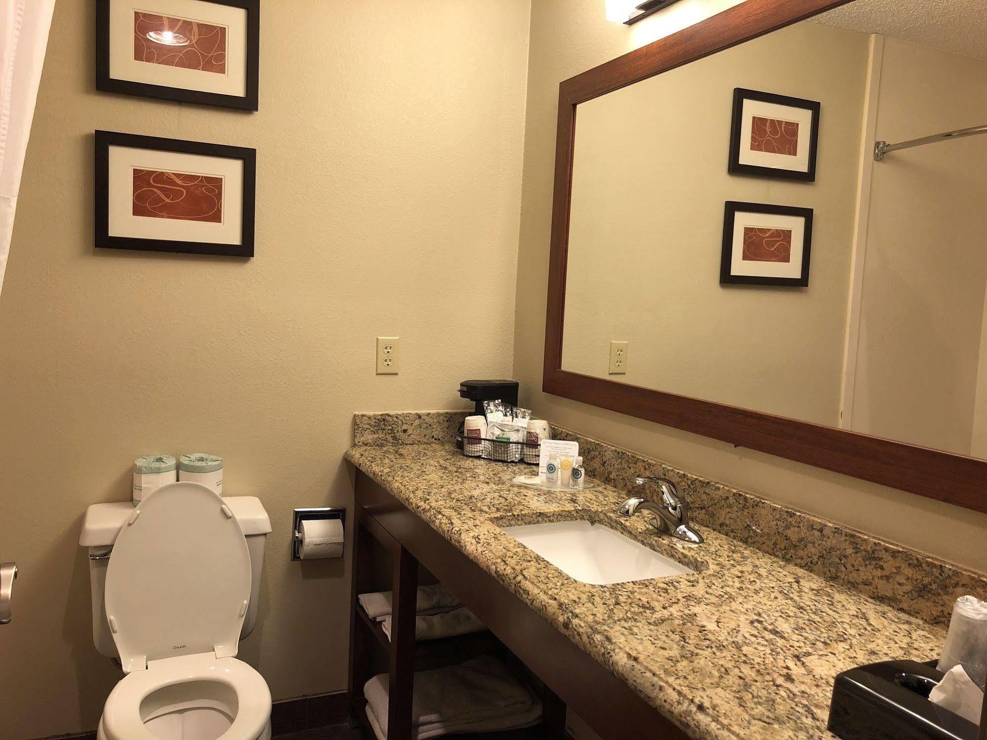 Comfort Suites Terre Haute University Area Buitenkant foto